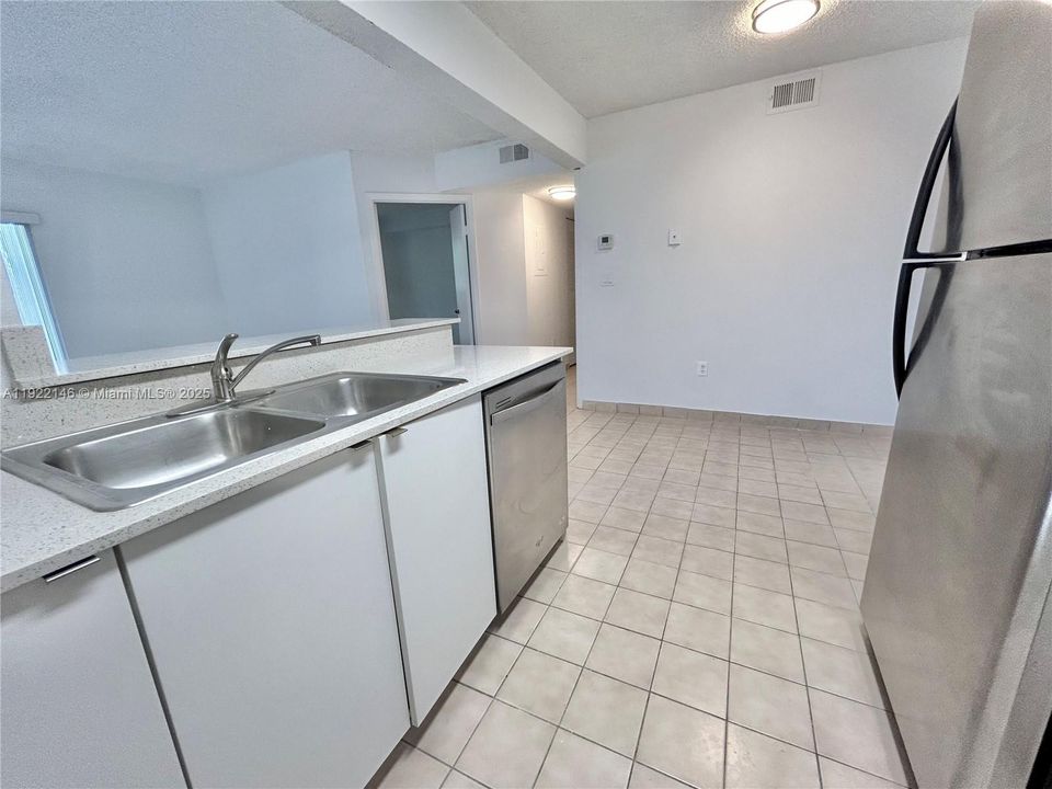 For Rent: $2,050 (2 beds, 1 baths, 881 Square Feet)