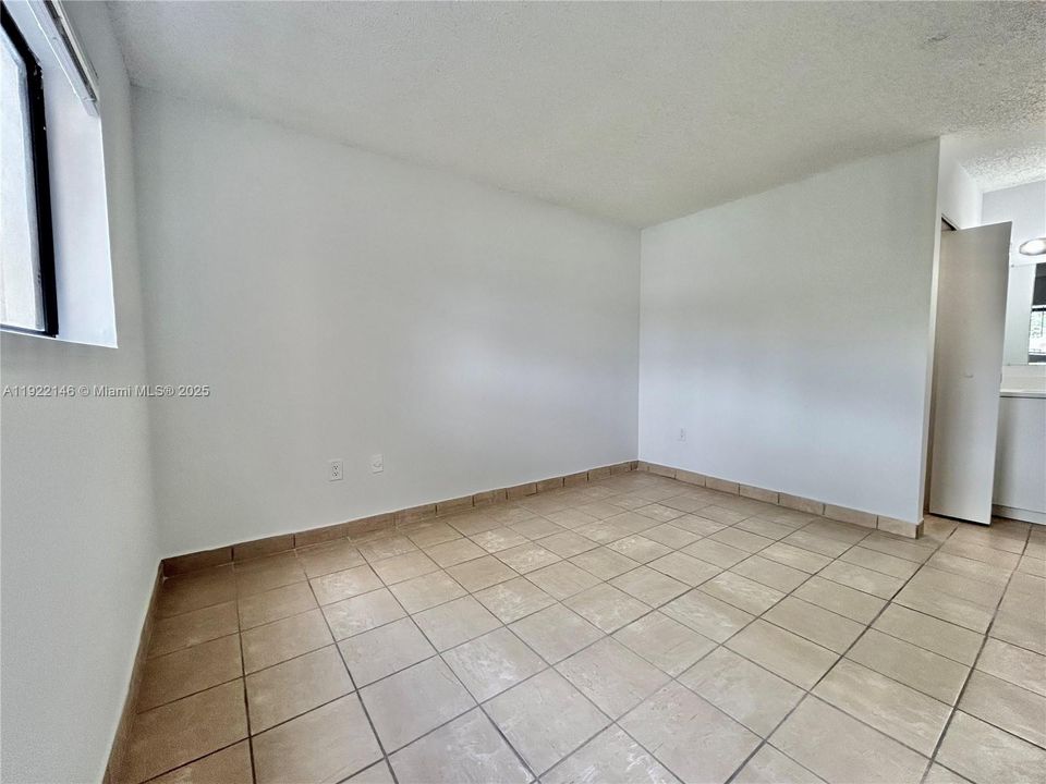 For Rent: $2,050 (2 beds, 1 baths, 881 Square Feet)