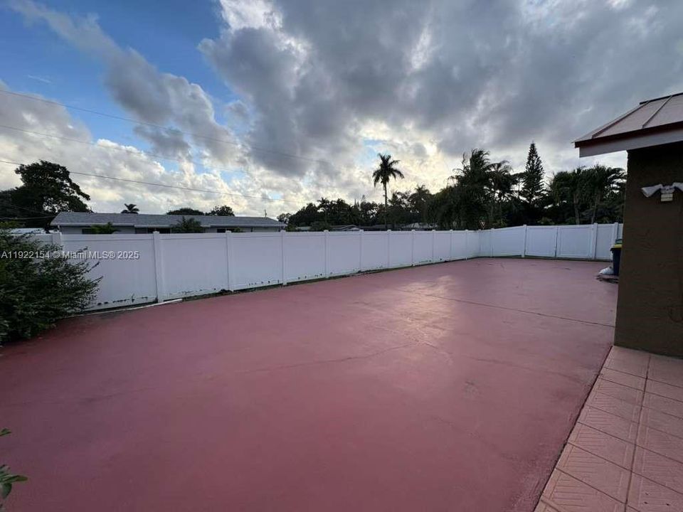 For Sale: $750,000 (4 beds, 2 baths, 1739 Square Feet)