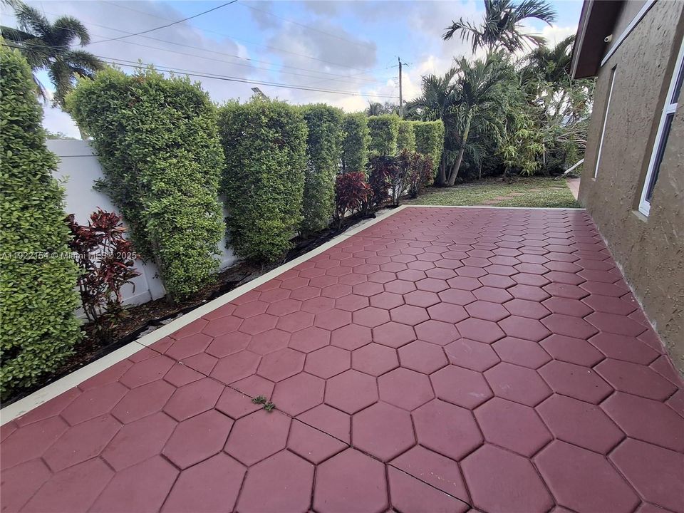 For Sale: $750,000 (4 beds, 2 baths, 1739 Square Feet)