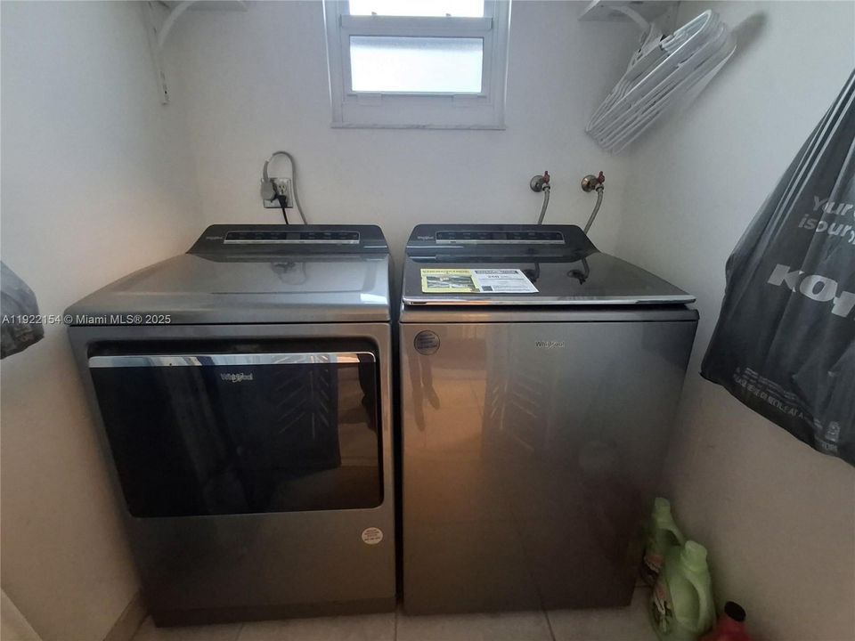 For Sale: $750,000 (4 beds, 2 baths, 1739 Square Feet)