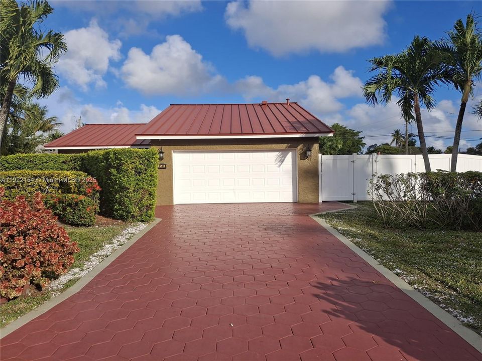 For Sale: $750,000 (4 beds, 2 baths, 1739 Square Feet)