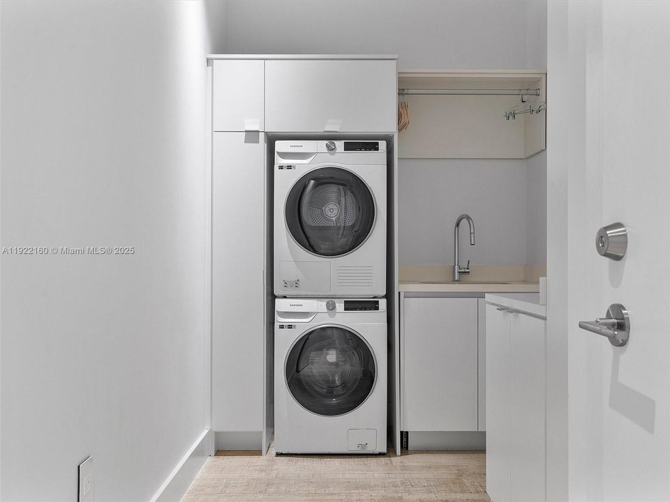 На продажу: $4,500,000 (2 спален, 2 ванн, 1569 Квадратных фут)