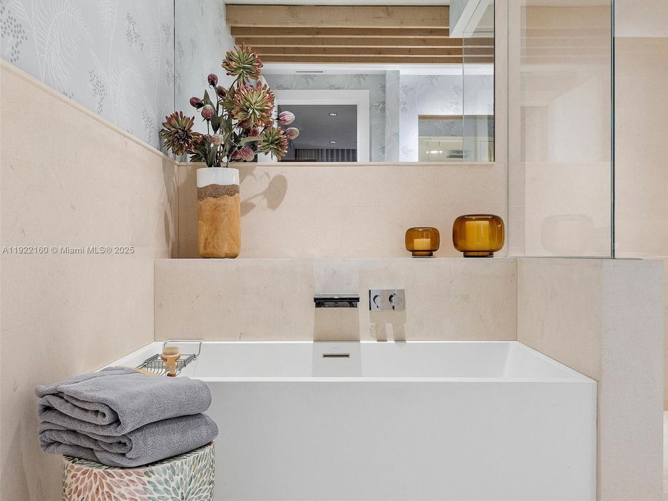 На продажу: $4,500,000 (2 спален, 2 ванн, 1569 Квадратных фут)