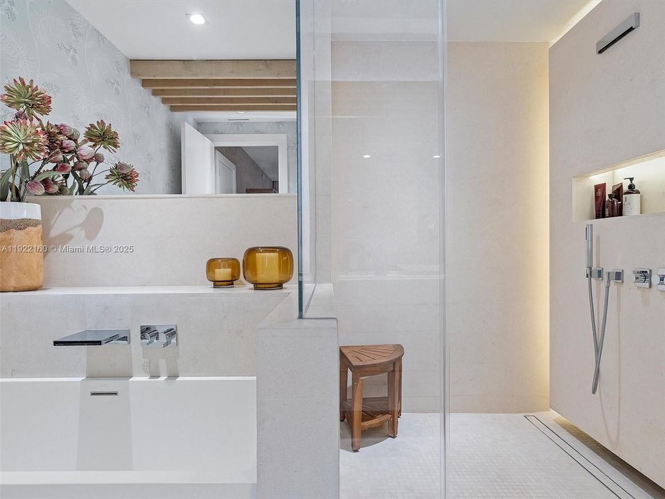 На продажу: $4,500,000 (2 спален, 2 ванн, 1569 Квадратных фут)