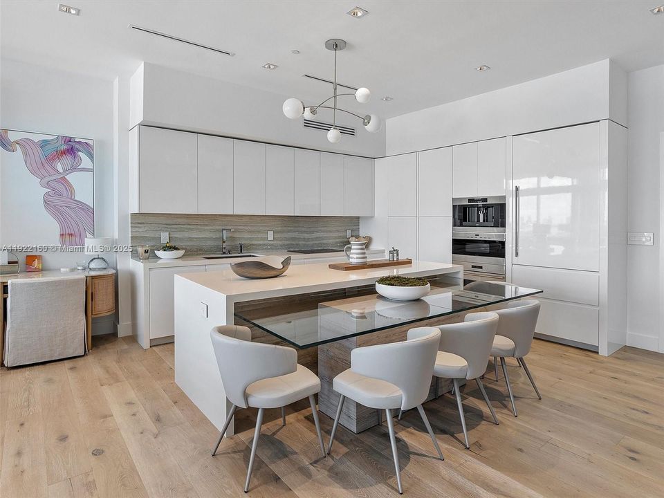 На продажу: $4,500,000 (2 спален, 2 ванн, 1569 Квадратных фут)