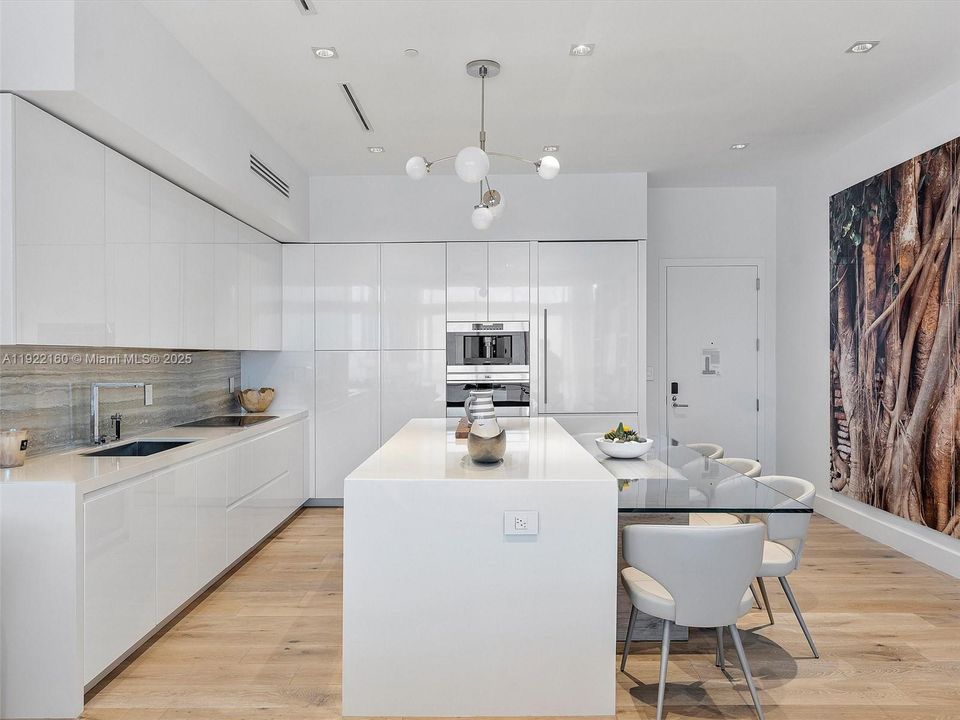 На продажу: $4,500,000 (2 спален, 2 ванн, 1569 Квадратных фут)