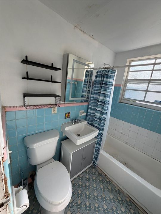 Active With Contract: $1,850 (1 beds, 1 baths, 5549 Square Feet)