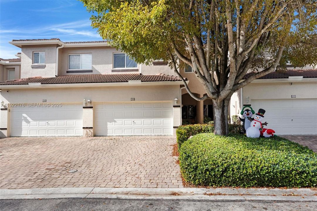 For Sale: $365,000 (3 beds, 2 baths, 1932 Square Feet)