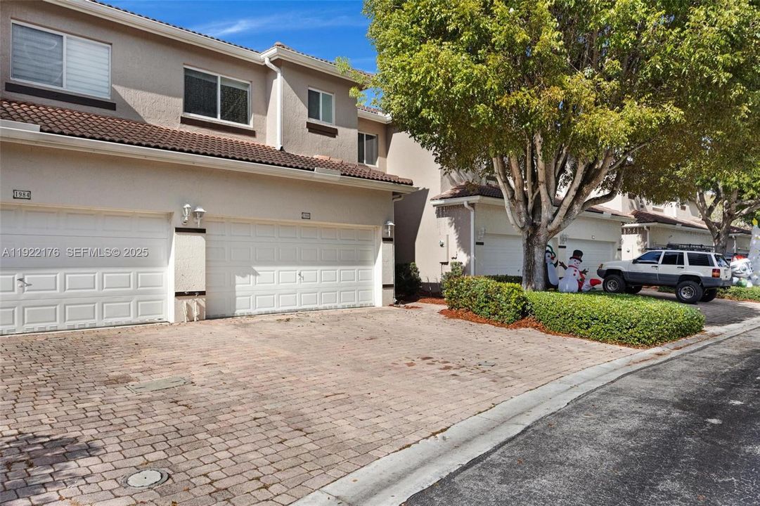 For Sale: $365,000 (3 beds, 2 baths, 1932 Square Feet)