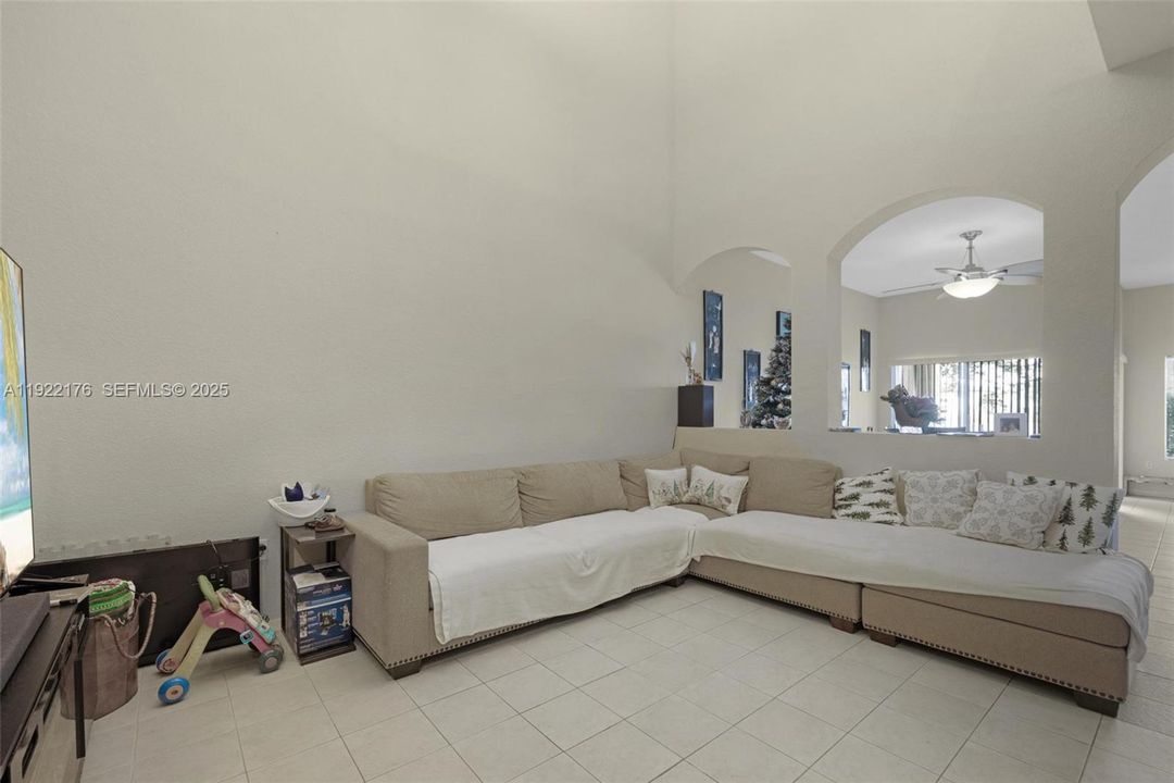For Sale: $365,000 (3 beds, 2 baths, 1932 Square Feet)