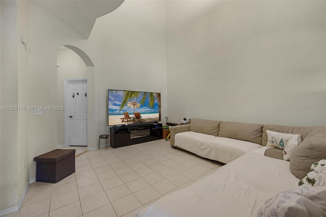 For Sale: $365,000 (3 beds, 2 baths, 1932 Square Feet)