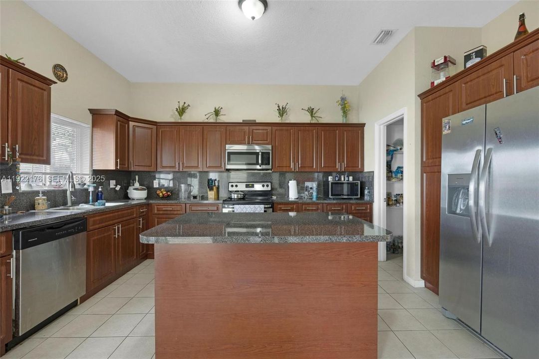 For Sale: $365,000 (3 beds, 2 baths, 1932 Square Feet)