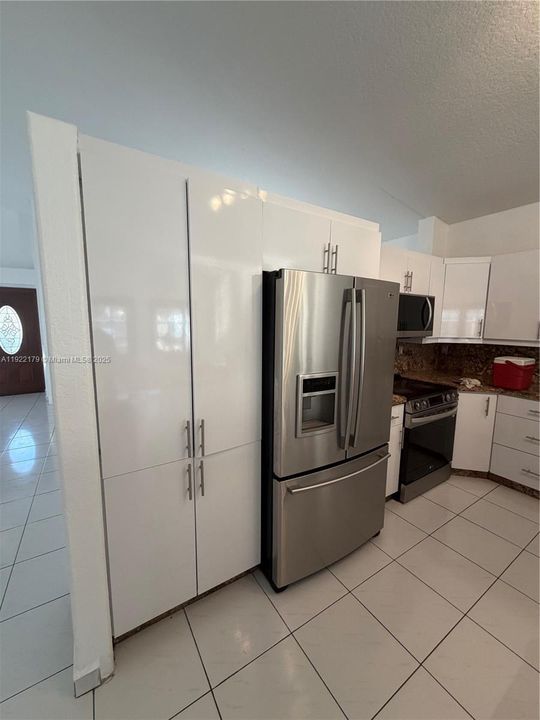 For Rent: $4,100 (3 beds, 2 baths, 1878 Square Feet)
