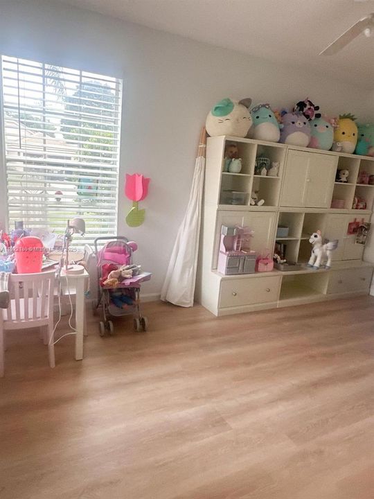 出租: $8,000 (3 贝兹, 2 浴室, 1950 平方英尺)