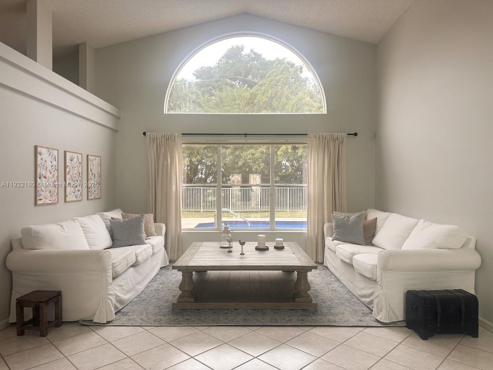 出租: $8,000 (3 贝兹, 2 浴室, 1950 平方英尺)