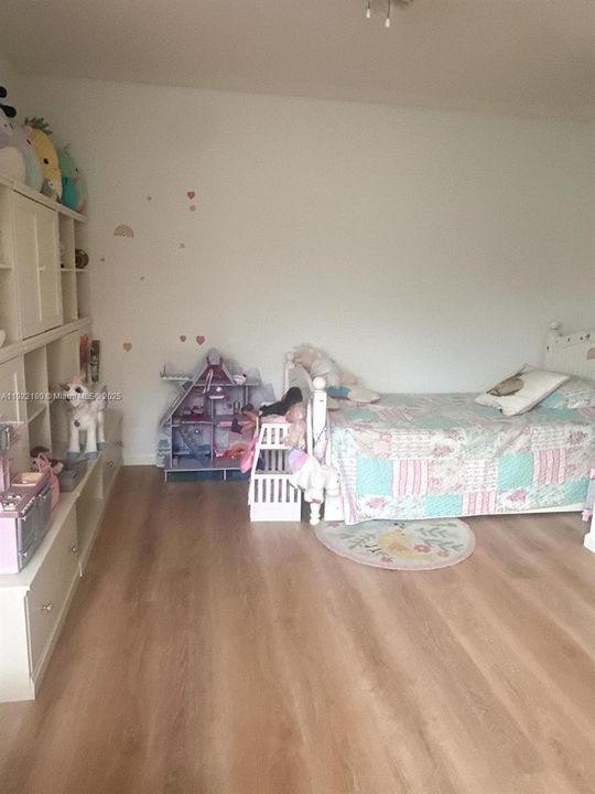 出租: $8,000 (3 贝兹, 2 浴室, 1950 平方英尺)