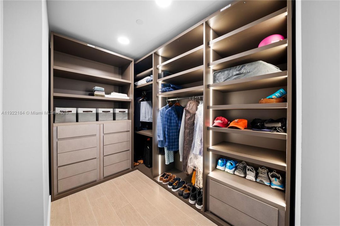 : $4,600,000 (3 beds, 3 baths, 1992 Square Feet)