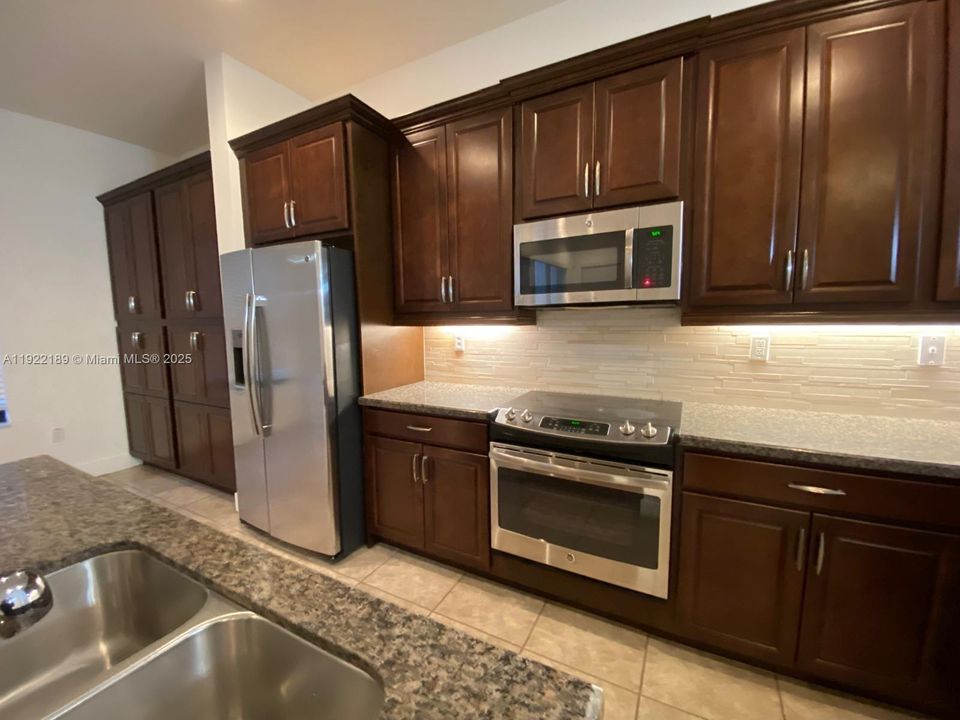 В аренду: $4,000 (3 спален, 2 ванн, 2486 Квадратных фут)