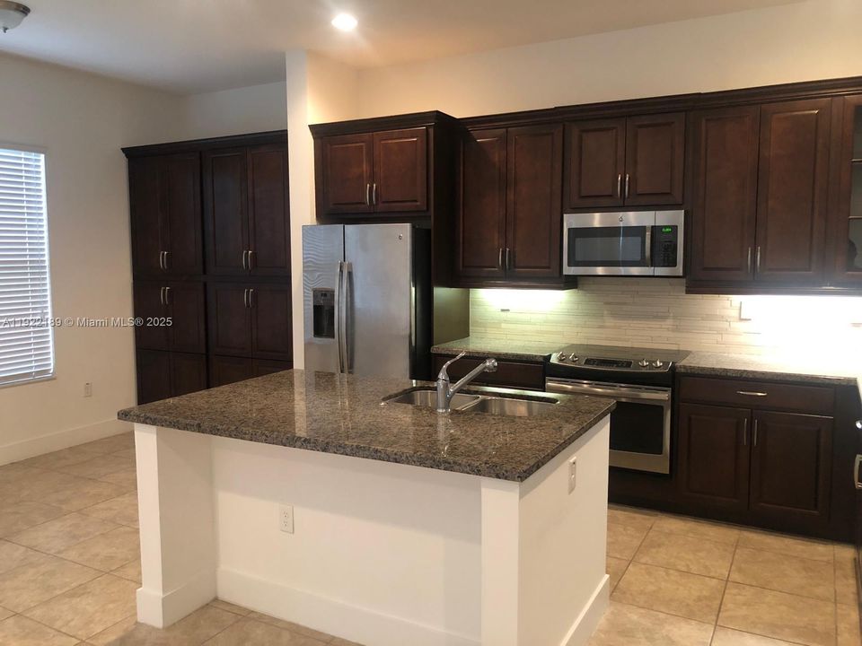 В аренду: $4,000 (3 спален, 2 ванн, 2486 Квадратных фут)