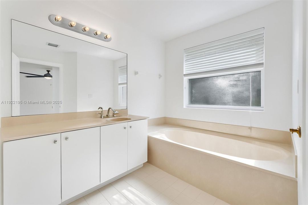 En Renta: $3,875 (3 camas, 2 baños, 1881 Pies cuadrados)