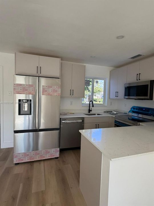 For Rent: $3,300 (3 beds, 2 baths, 920 Square Feet)