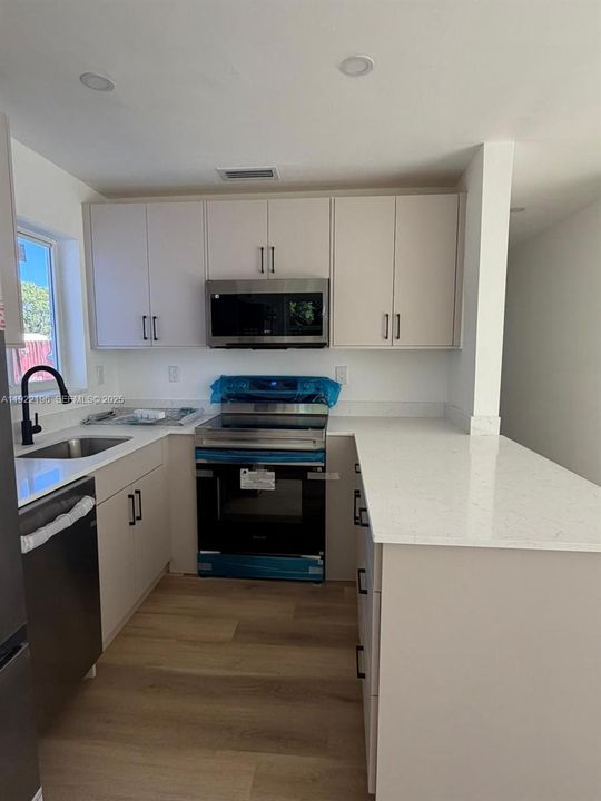 For Rent: $3,300 (3 beds, 2 baths, 920 Square Feet)