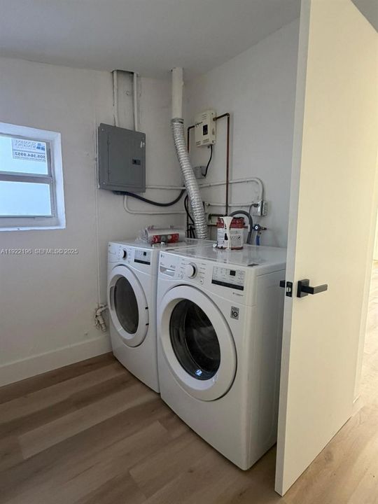 For Rent: $3,300 (3 beds, 2 baths, 920 Square Feet)