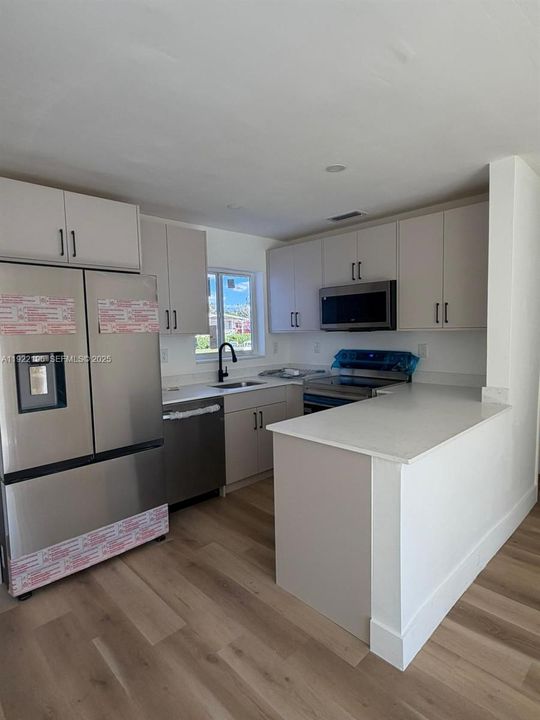 For Rent: $3,300 (3 beds, 2 baths, 920 Square Feet)