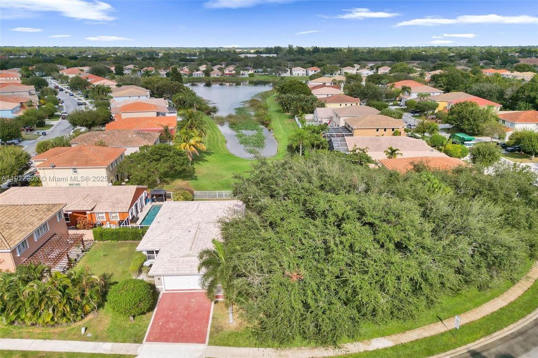 出租: $3,200 (3 贝兹, 2 浴室, 1371 平方英尺)