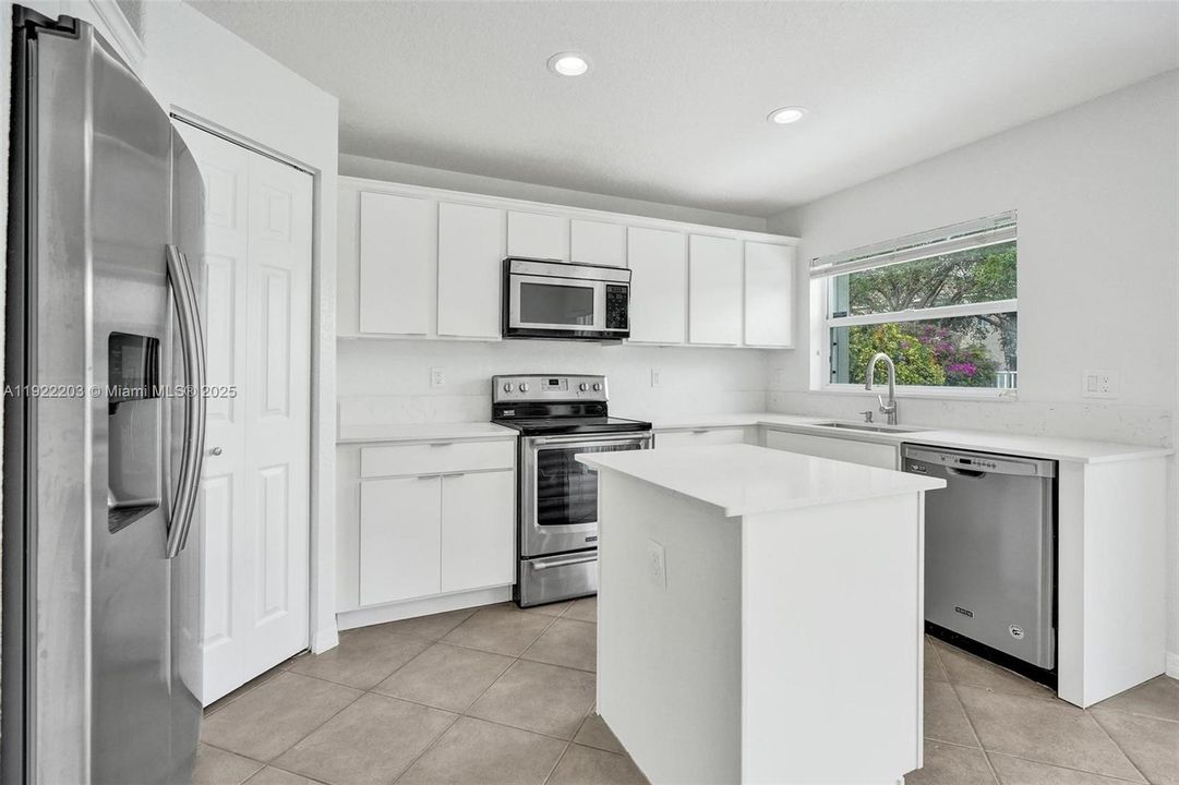 出租: $3,200 (3 贝兹, 2 浴室, 1371 平方英尺)