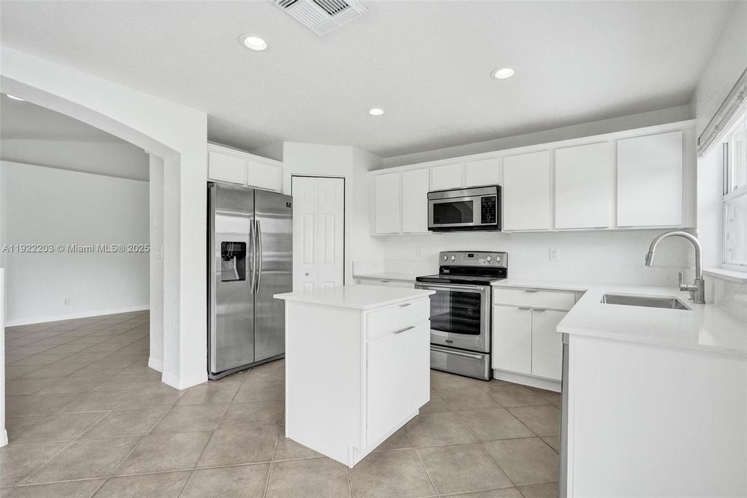 出租: $3,200 (3 贝兹, 2 浴室, 1371 平方英尺)