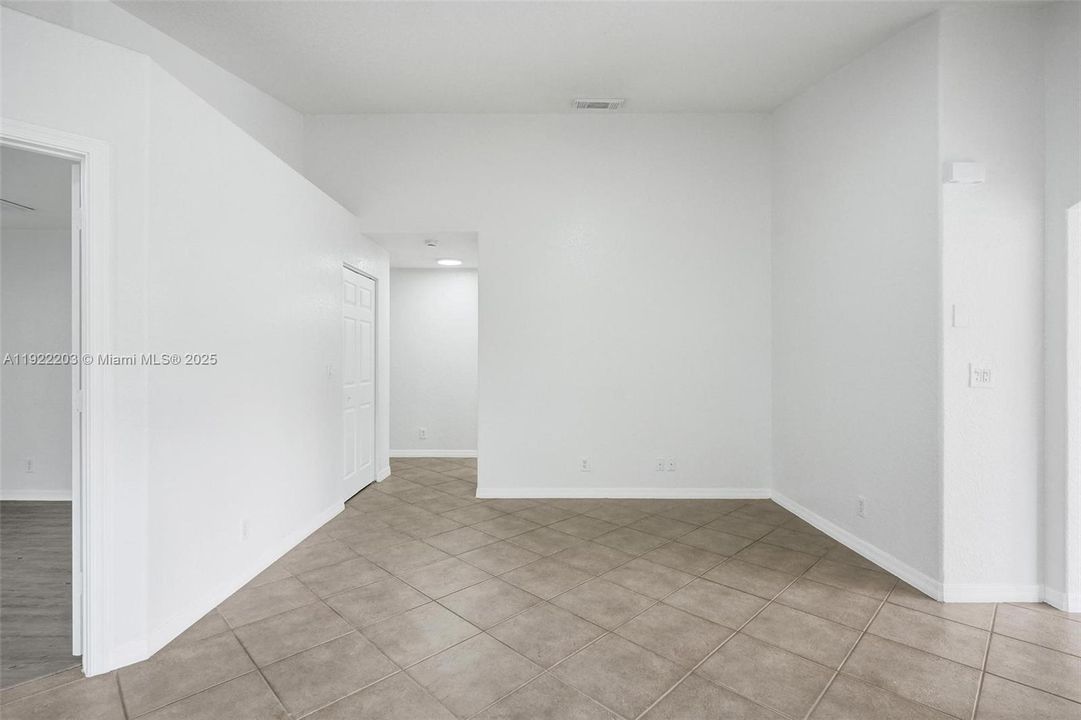 出租: $3,200 (3 贝兹, 2 浴室, 1371 平方英尺)