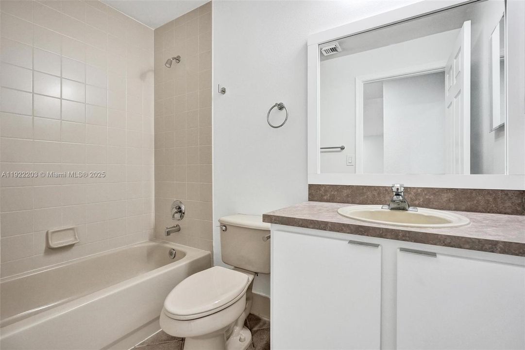 出租: $3,200 (3 贝兹, 2 浴室, 1371 平方英尺)