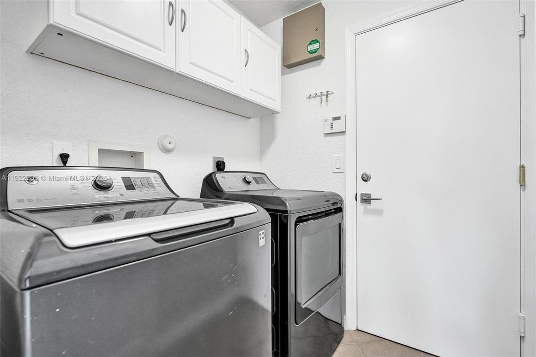 出租: $3,200 (3 贝兹, 2 浴室, 1371 平方英尺)