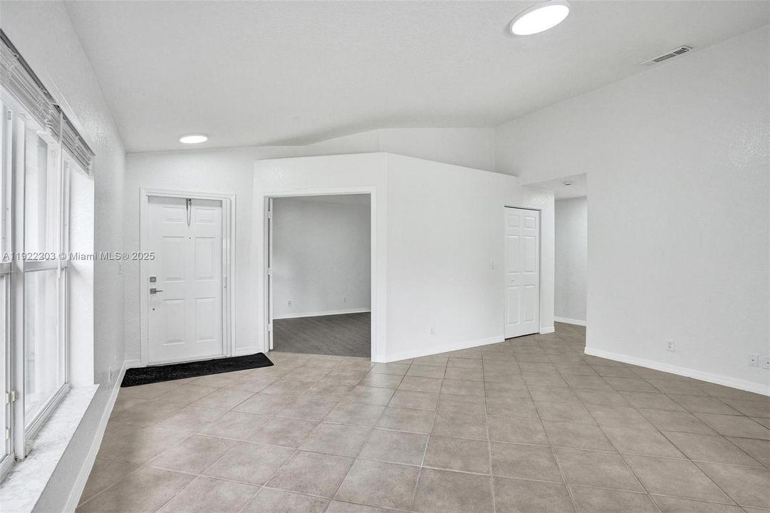 出租: $3,200 (3 贝兹, 2 浴室, 1371 平方英尺)