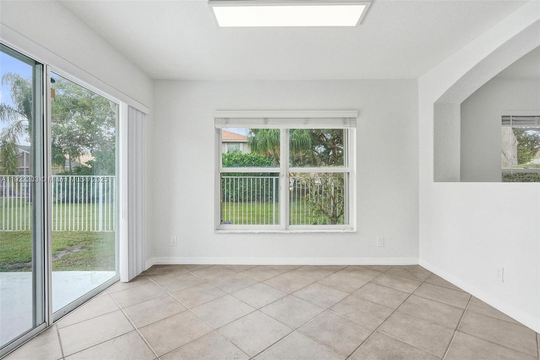 出租: $3,200 (3 贝兹, 2 浴室, 1371 平方英尺)