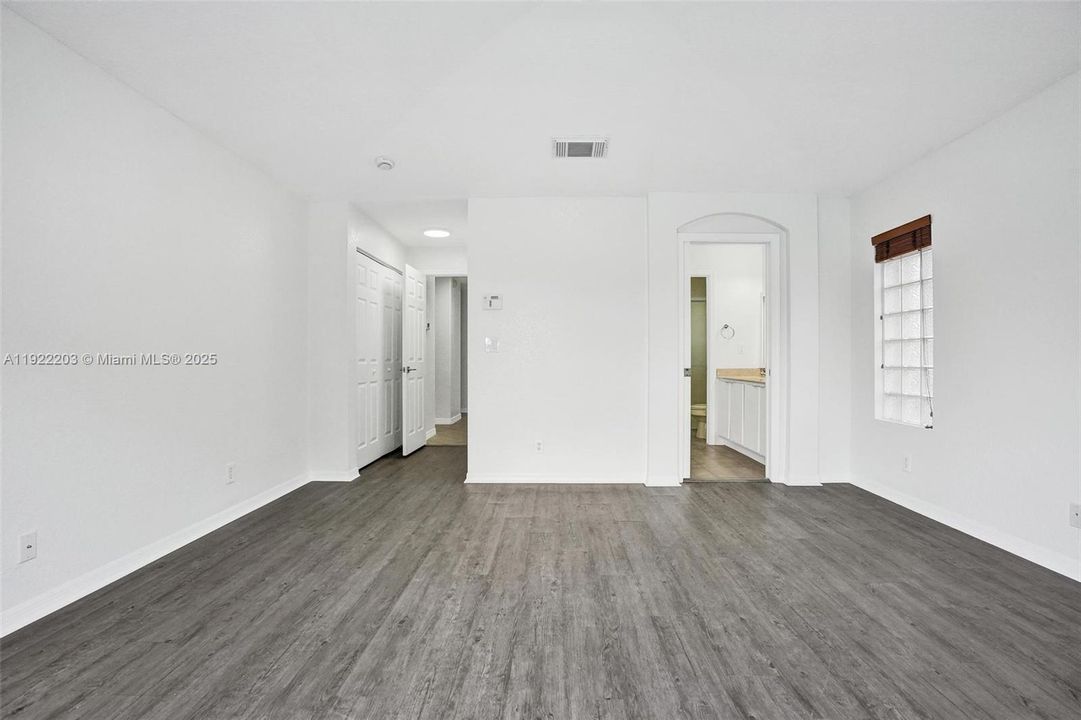 出租: $3,200 (3 贝兹, 2 浴室, 1371 平方英尺)