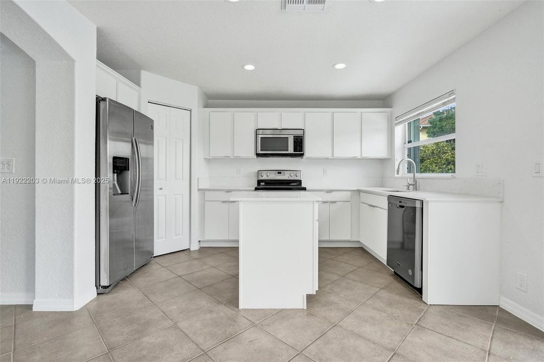 出租: $3,200 (3 贝兹, 2 浴室, 1371 平方英尺)