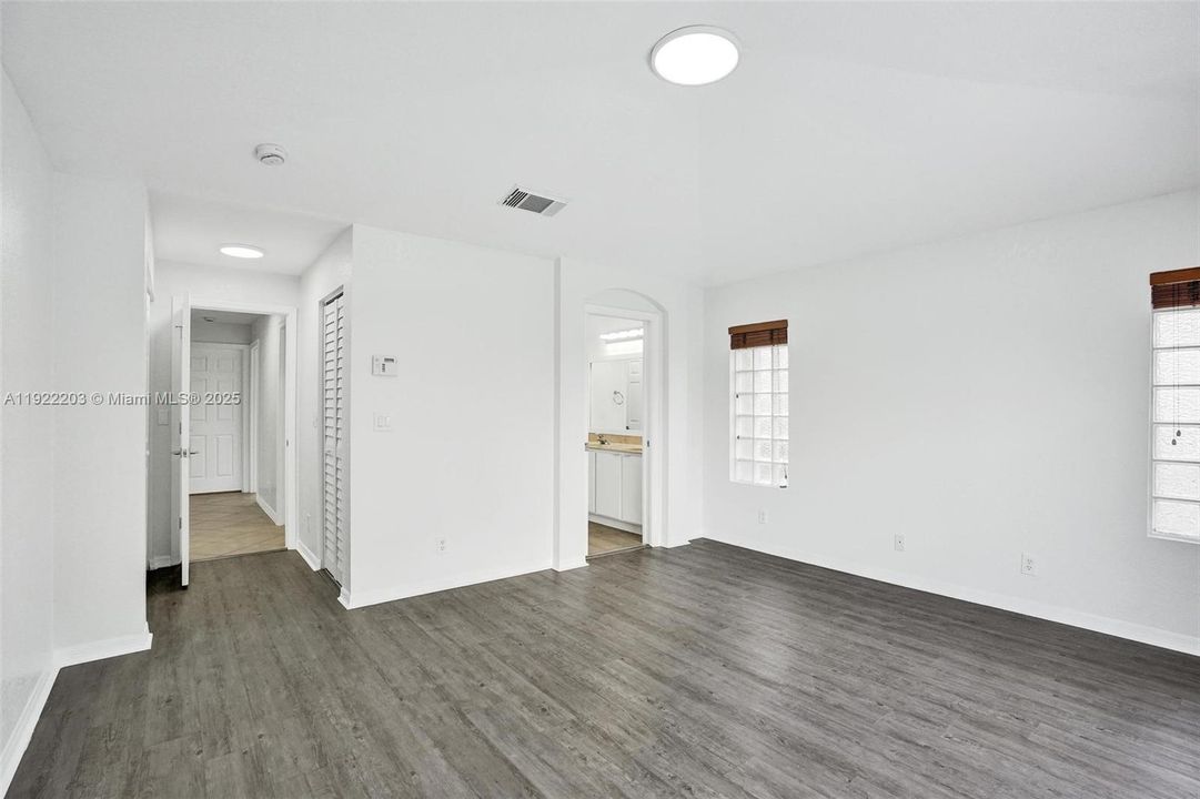 出租: $3,200 (3 贝兹, 2 浴室, 1371 平方英尺)