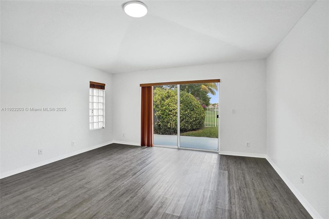 出租: $3,200 (3 贝兹, 2 浴室, 1371 平方英尺)