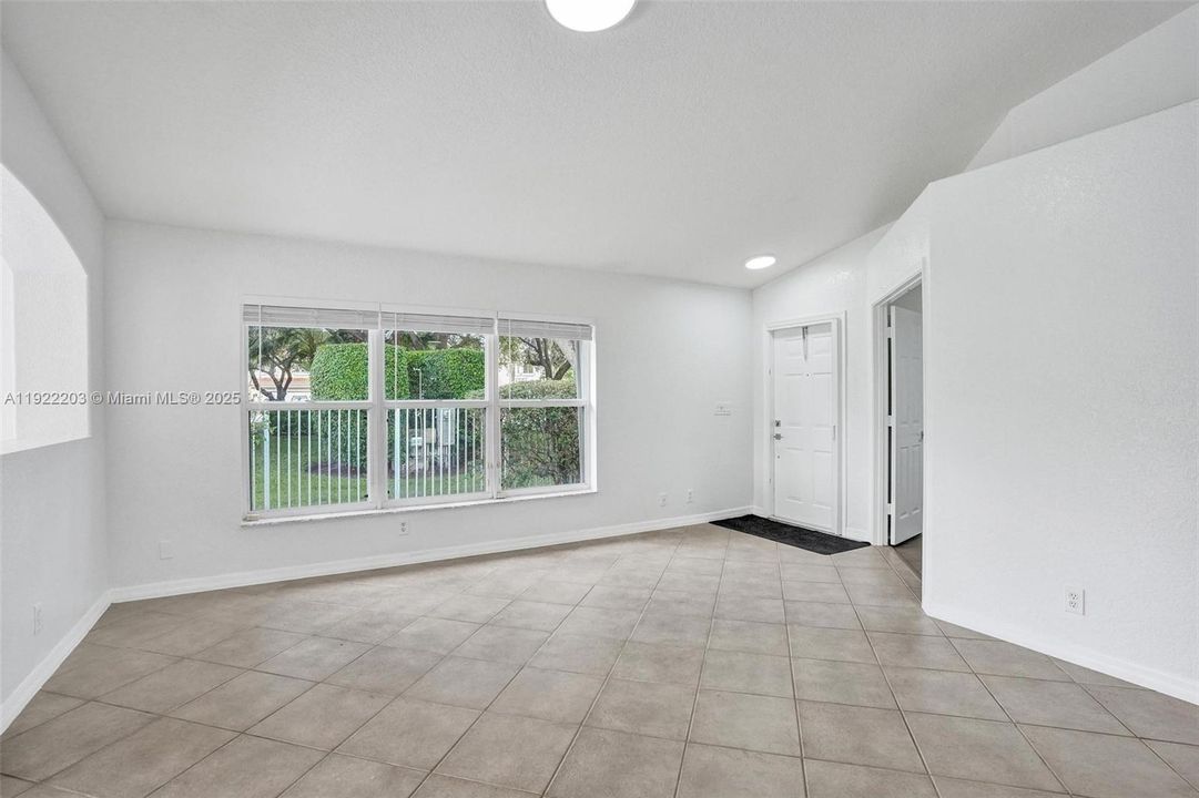 出租: $3,200 (3 贝兹, 2 浴室, 1371 平方英尺)