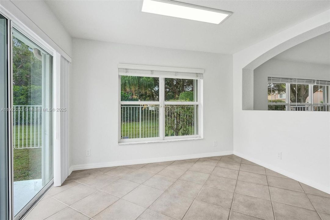 出租: $3,200 (3 贝兹, 2 浴室, 1371 平方英尺)