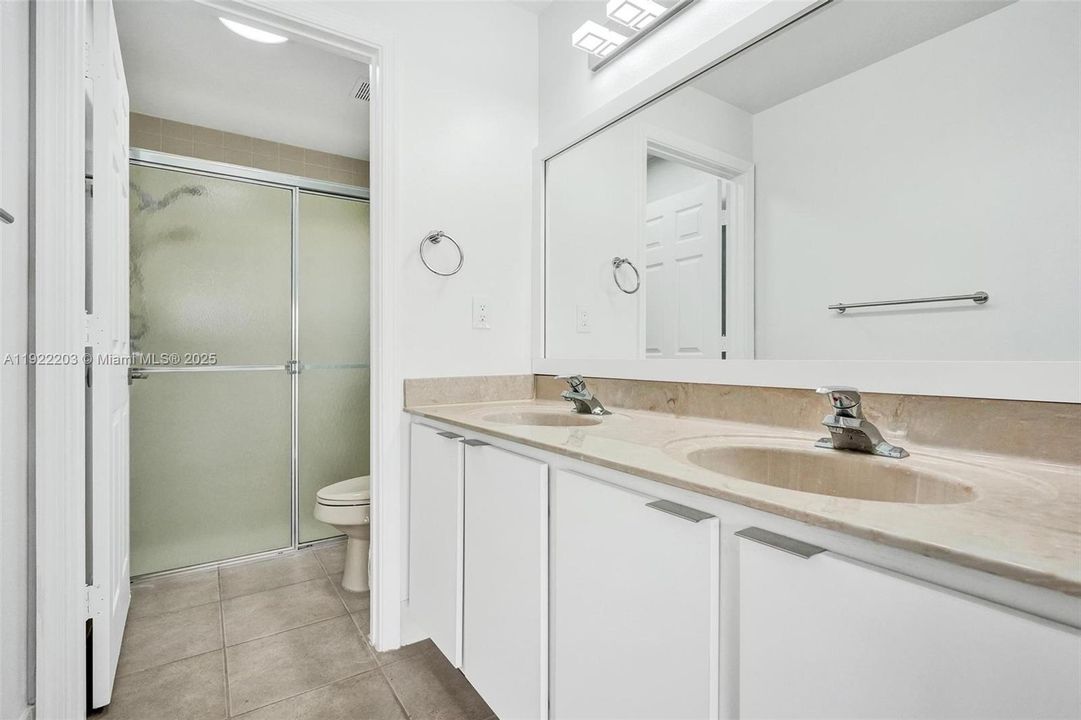 出租: $3,200 (3 贝兹, 2 浴室, 1371 平方英尺)