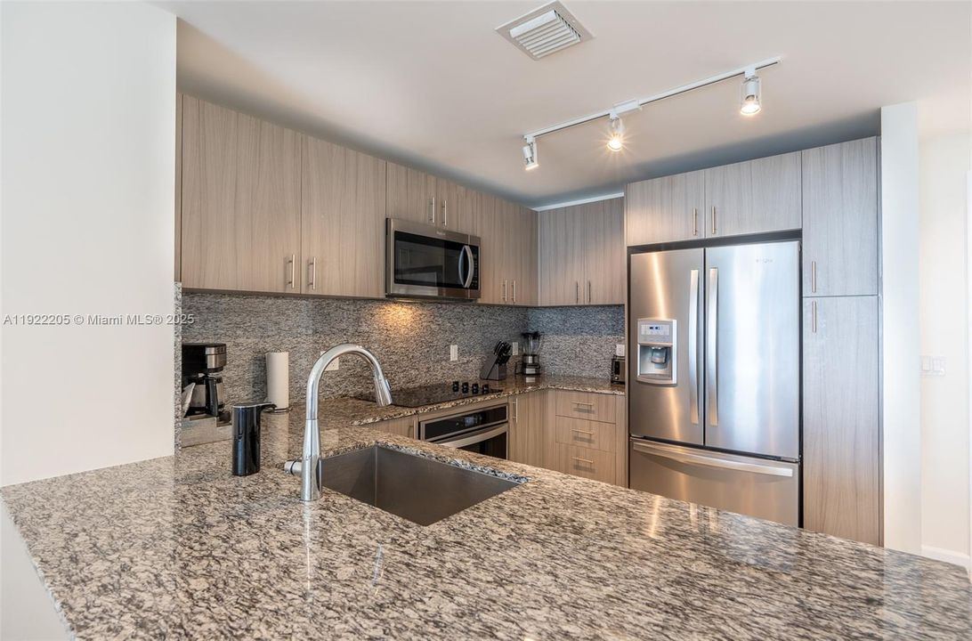 For Sale: $650,000 (2 beds, 2 baths, 1020 Square Feet)