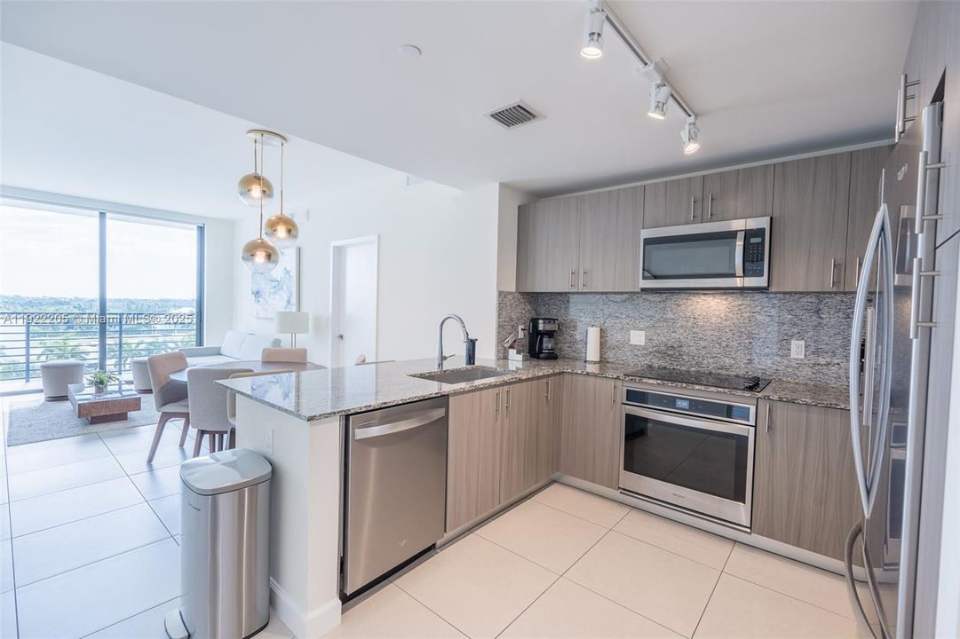 For Sale: $650,000 (2 beds, 2 baths, 1020 Square Feet)