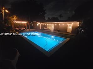 На продажу: $899,000 (4 спален, 2 ванн, 2005 Квадратных фут)