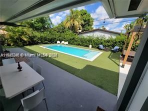 На продажу: $899,000 (4 спален, 2 ванн, 2005 Квадратных фут)