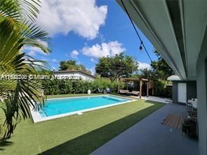 На продажу: $899,000 (4 спален, 2 ванн, 2005 Квадратных фут)