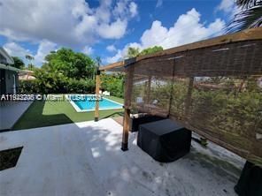 На продажу: $899,000 (4 спален, 2 ванн, 2005 Квадратных фут)